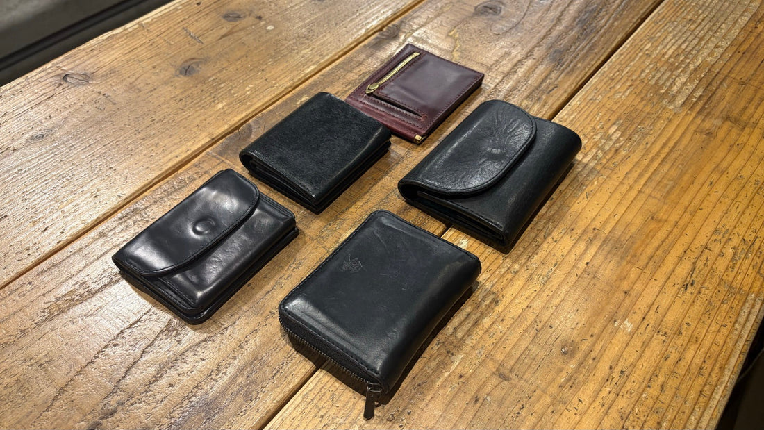 MR.OLIVE E.O.Iのレザーウォレット5型を並べて比較