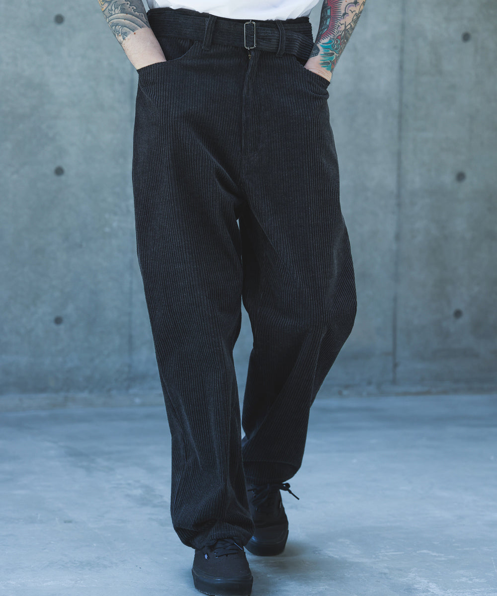 【予約商品】WIDE WALE CORDUROY / BELTED RELAX TAPERED PANTS /M263130