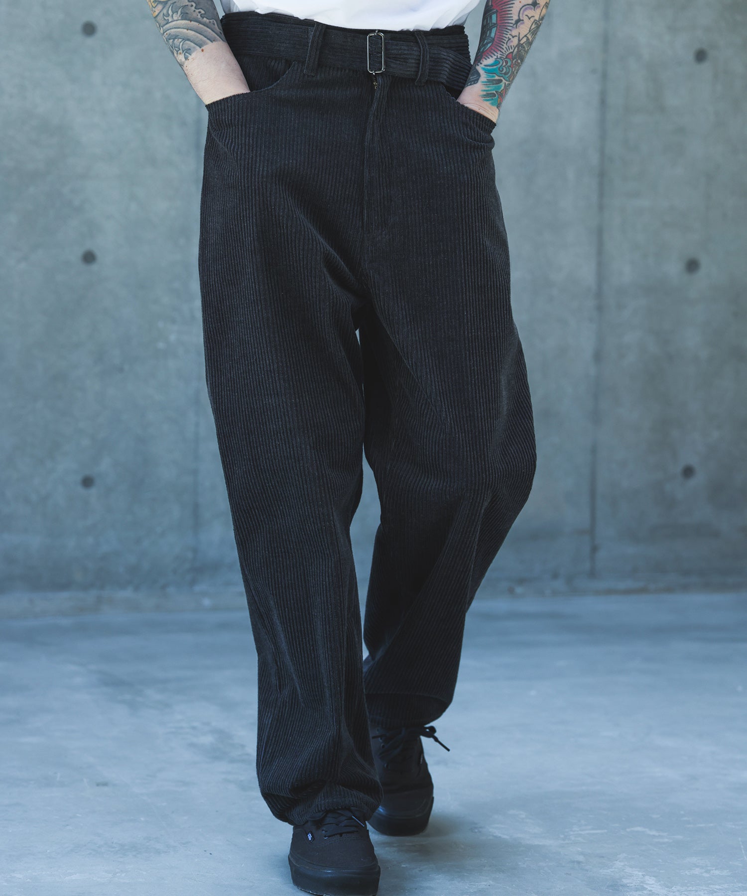 【予約商品】WIDE WALE CORDUROY / BELTED RELAX TAPERED PANTS /M263130