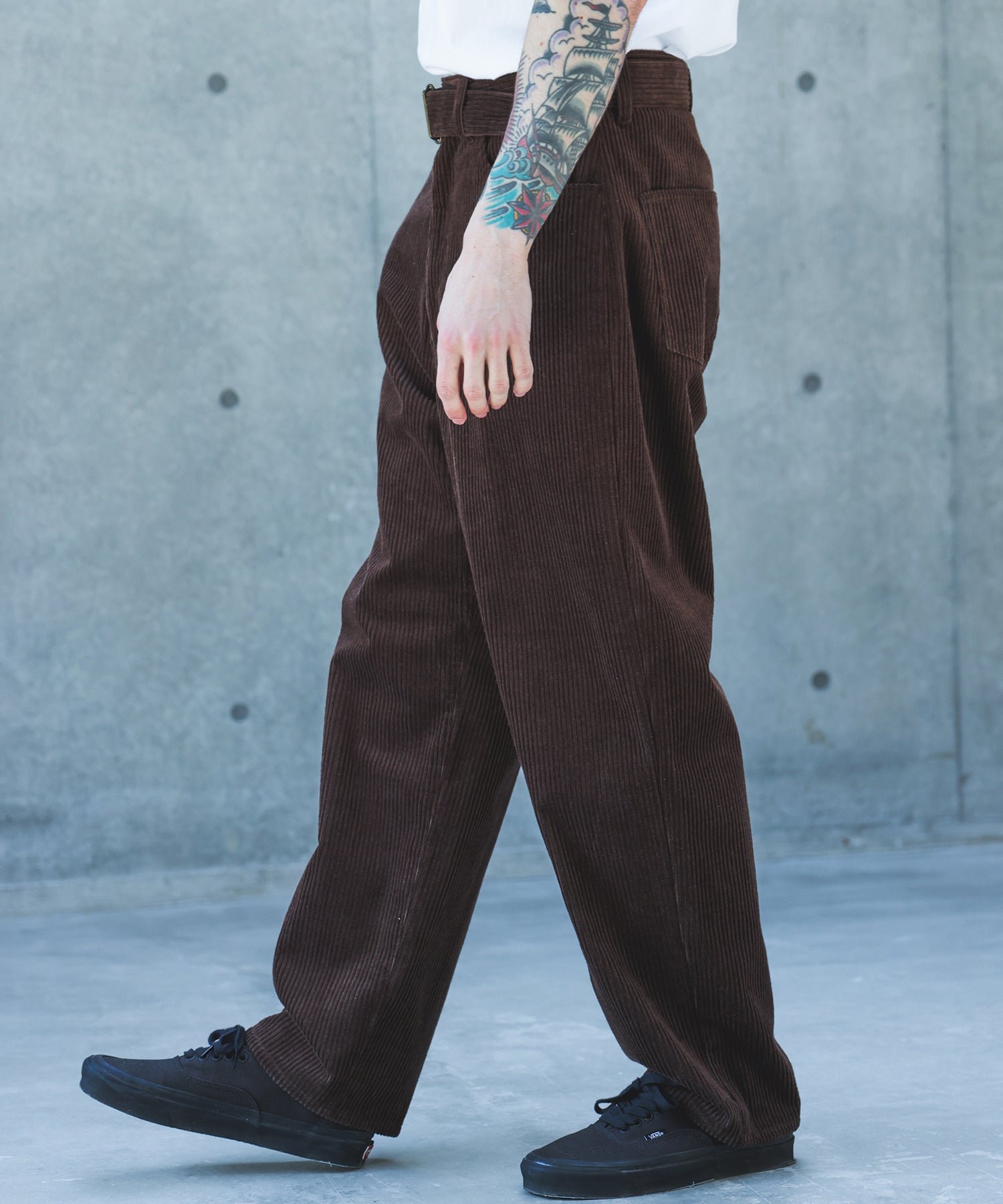 【予約商品】WIDE WALE CORDUROY / BELTED RELAX TAPERED PANTS /M263130