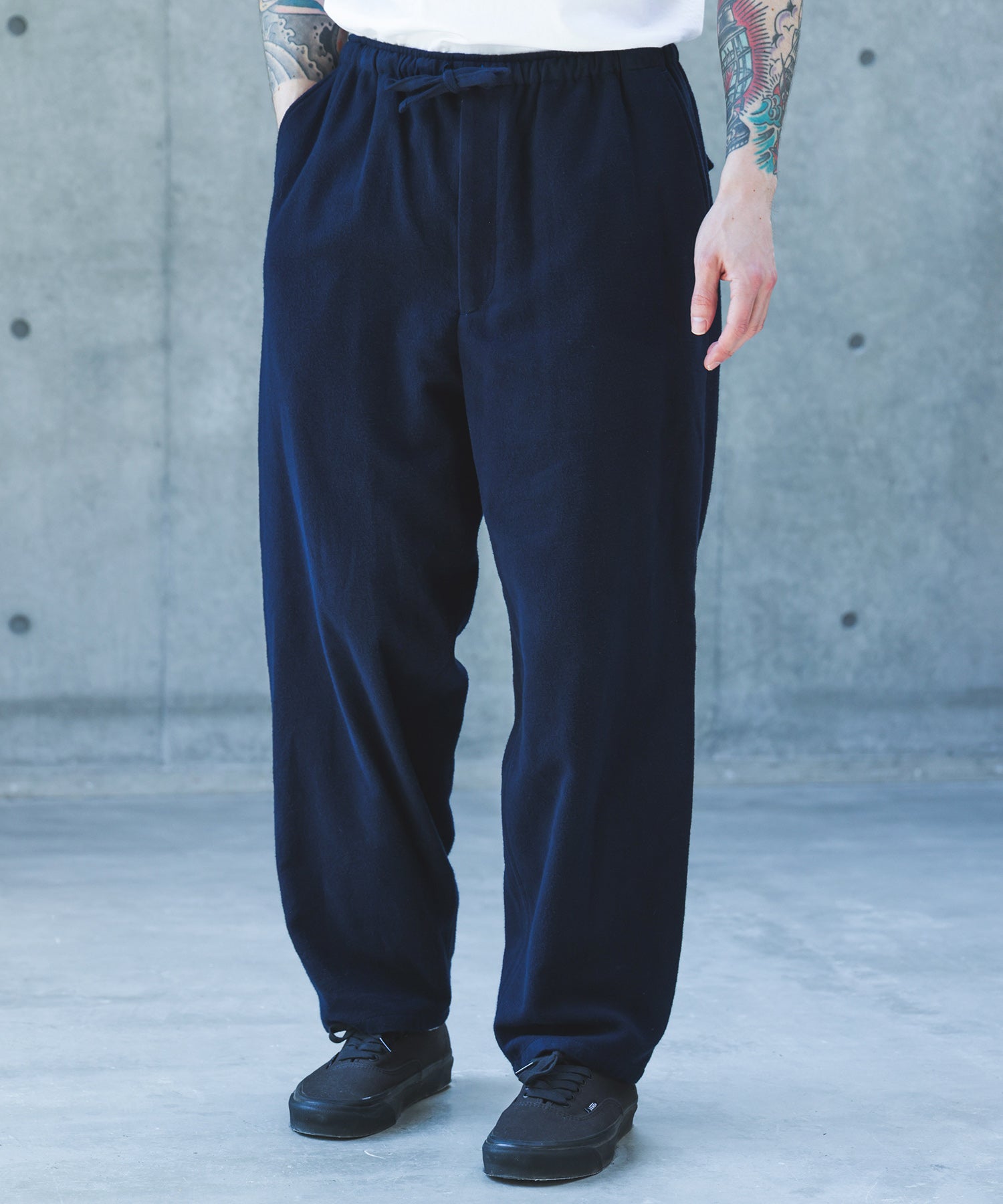 【予約商品】AIRY BRUSHED SATIN / DRAWSTRING TAPERED PANTS /M263129