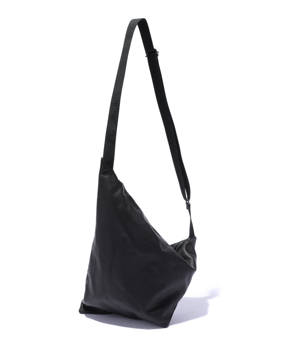 IMPERMA-LEATHER / TRIANGLE BODY BAG / ME696