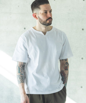 COOL TOUCH COTTON / KEY NECK T-SHIRT