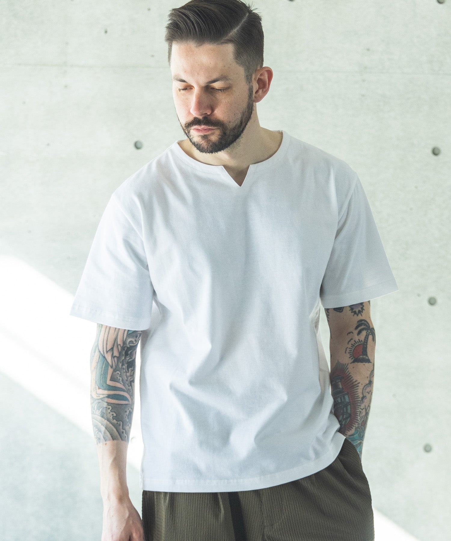 COOL TOUCH COTTON / KEY NECK T-SHIRT
