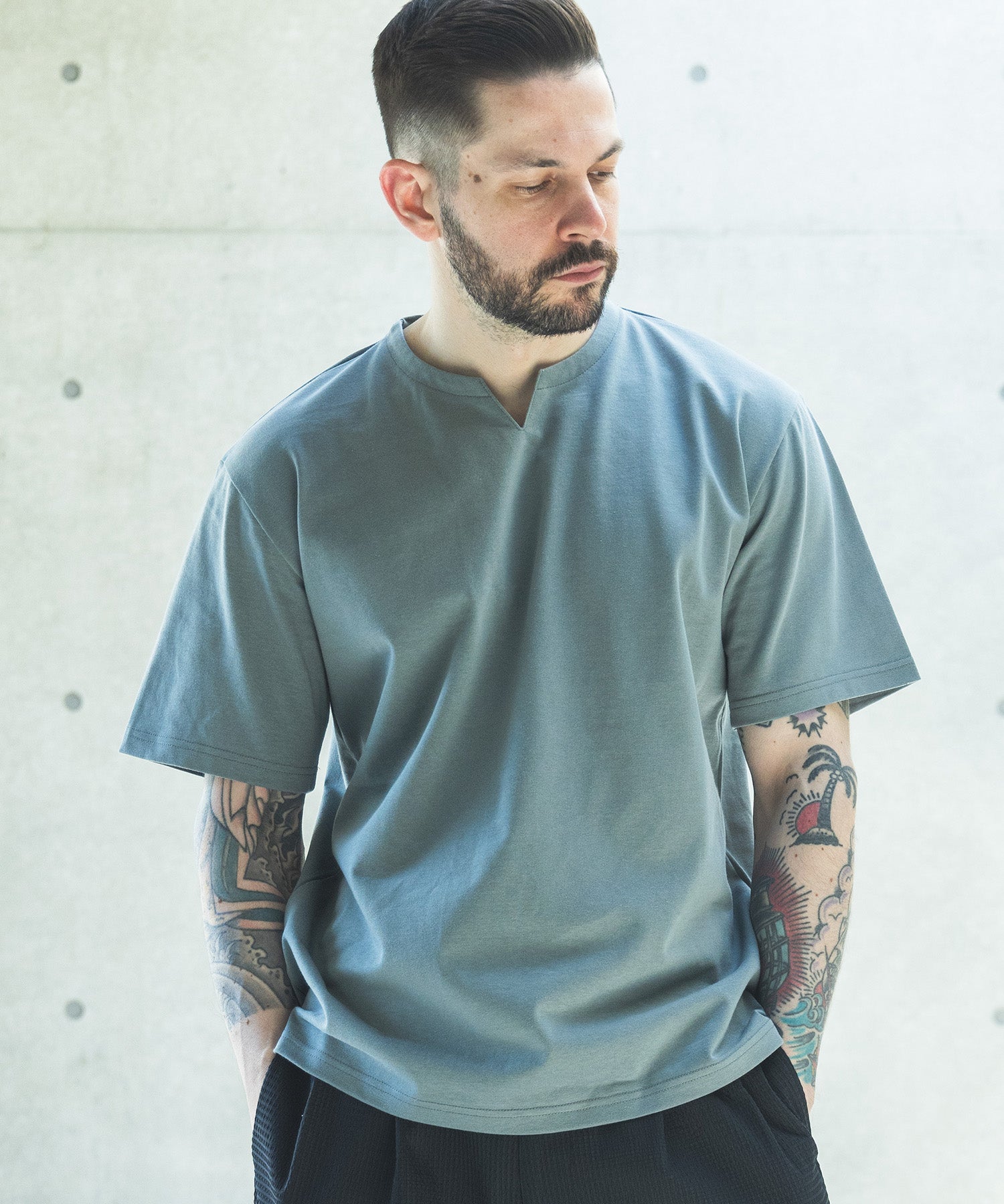 COOL TOUCH COTTON / KEY NECK T-SHIRT