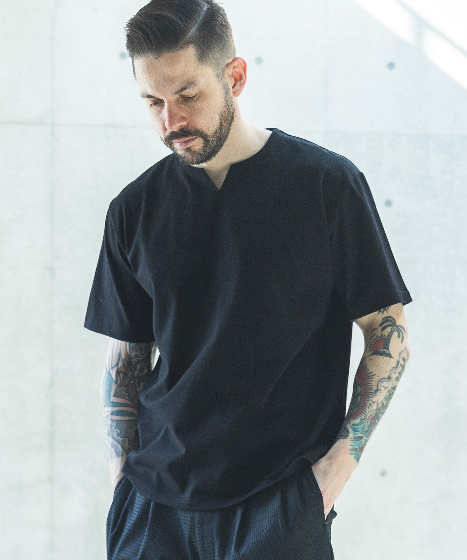 COOL TOUCH COTTON / KEY NECK T-SHIRT