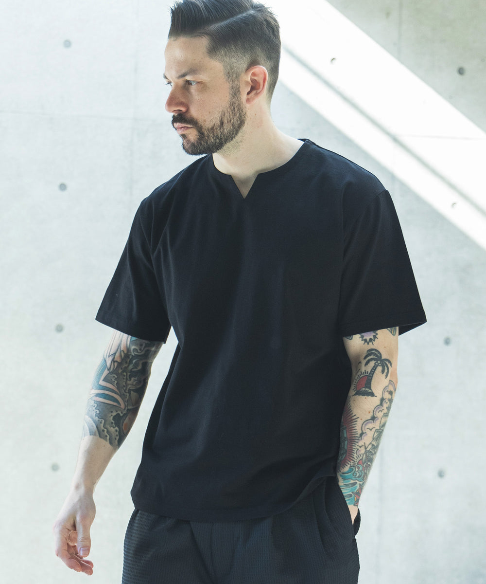 COOL TOUCH COTTON / KEY NECK T-SHIRT