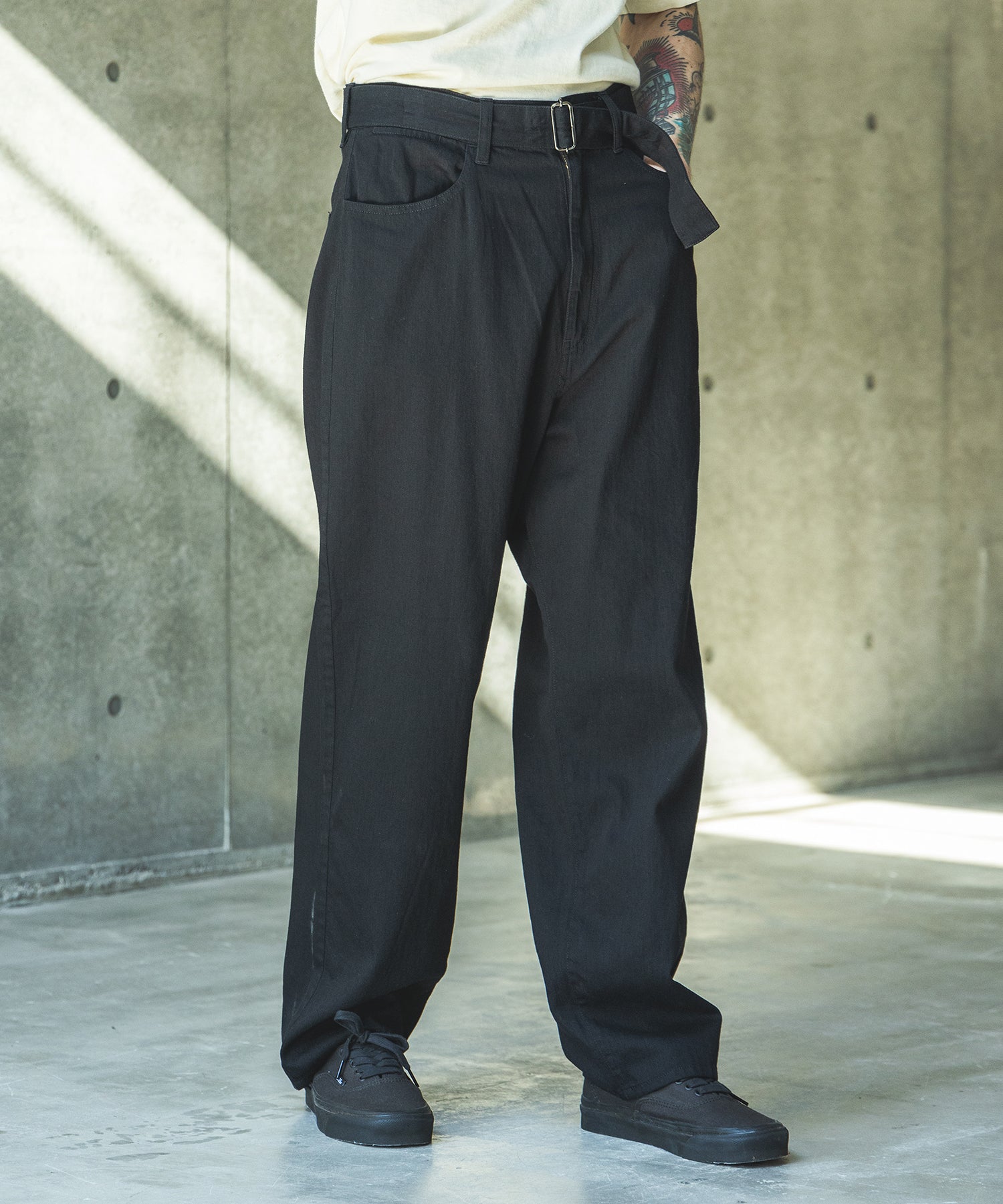 RINSE WASH 8oz DENIM / BELTED RELAX TAPERED PANTS / M261103 – MR