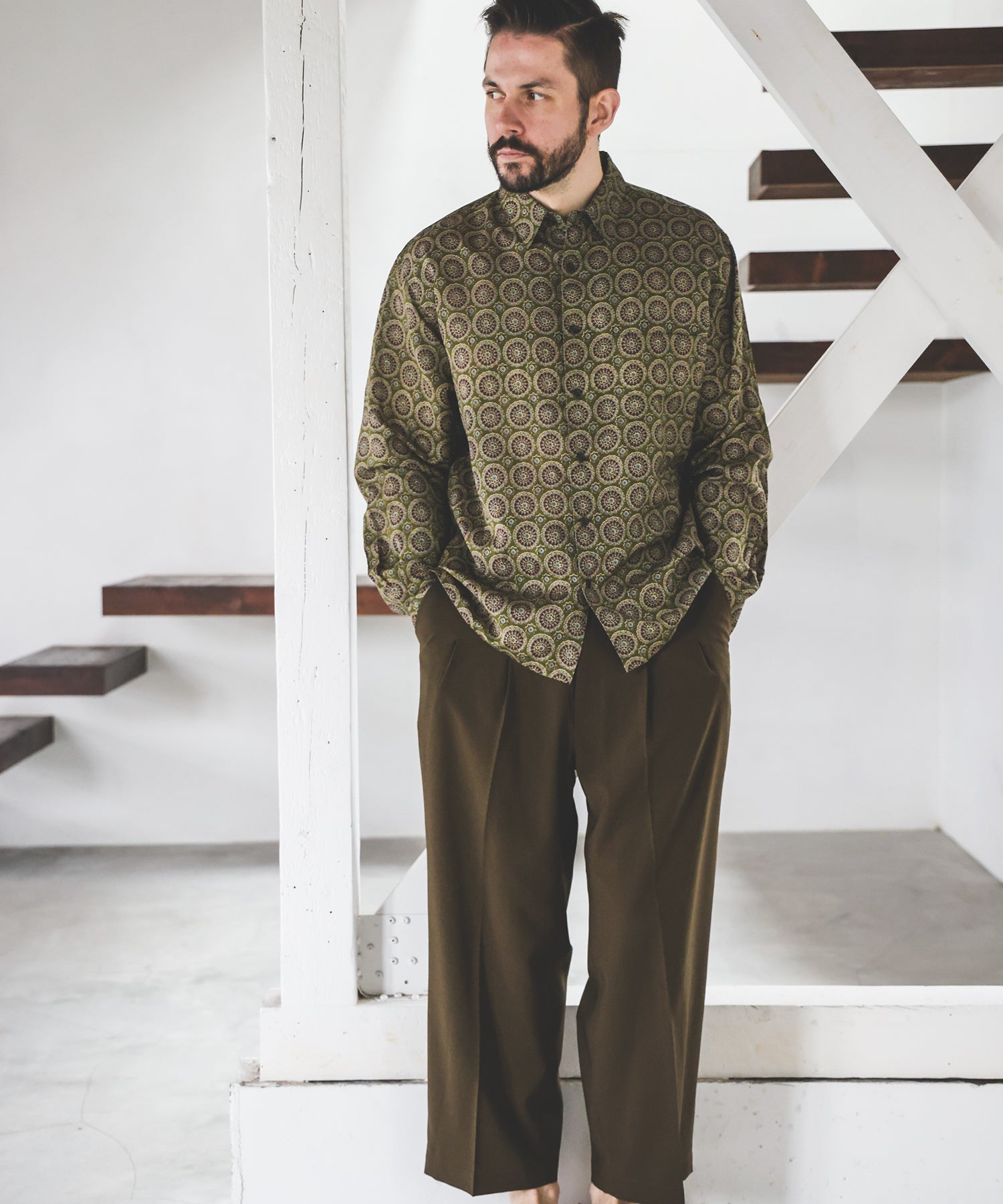 L/R CIRCLE BATIK PATTERN / SQUARE CUT REGULAR COLLAR SHIRT