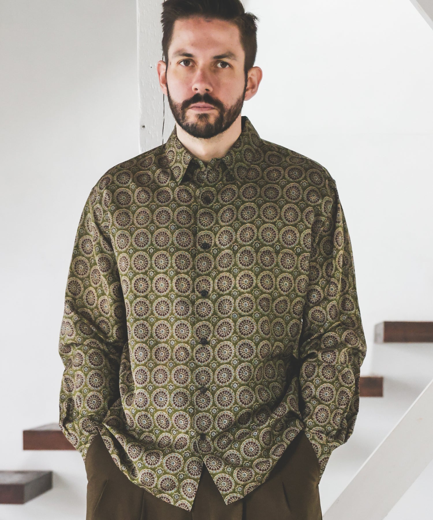 L/R CIRCLE BATIK PATTERN / SQUARE CUT REGULAR COLLAR SHIRT