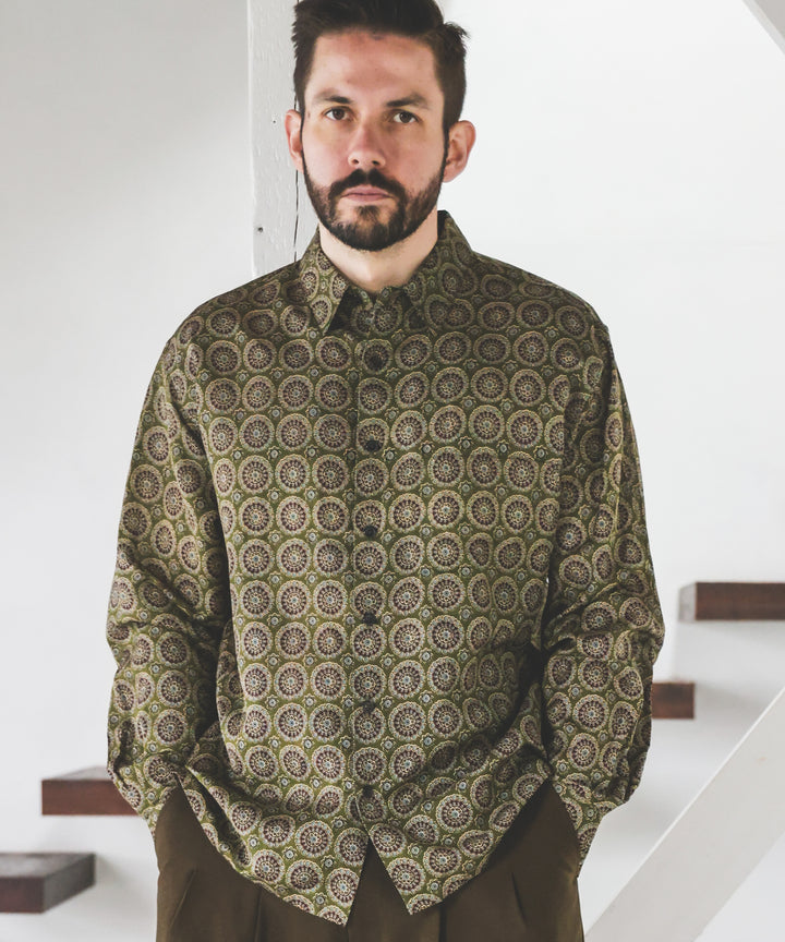 L/R CIRCLE BATIK PATTERN / SQUARE CUT REGULAR COLLAR SHIRT