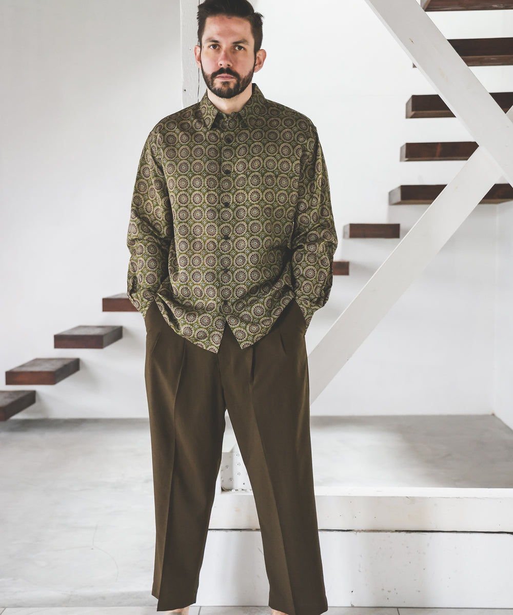 L/R CIRCLE BATIK PATTERN / SQUARE CUT REGULAR COLLAR SHIRT
