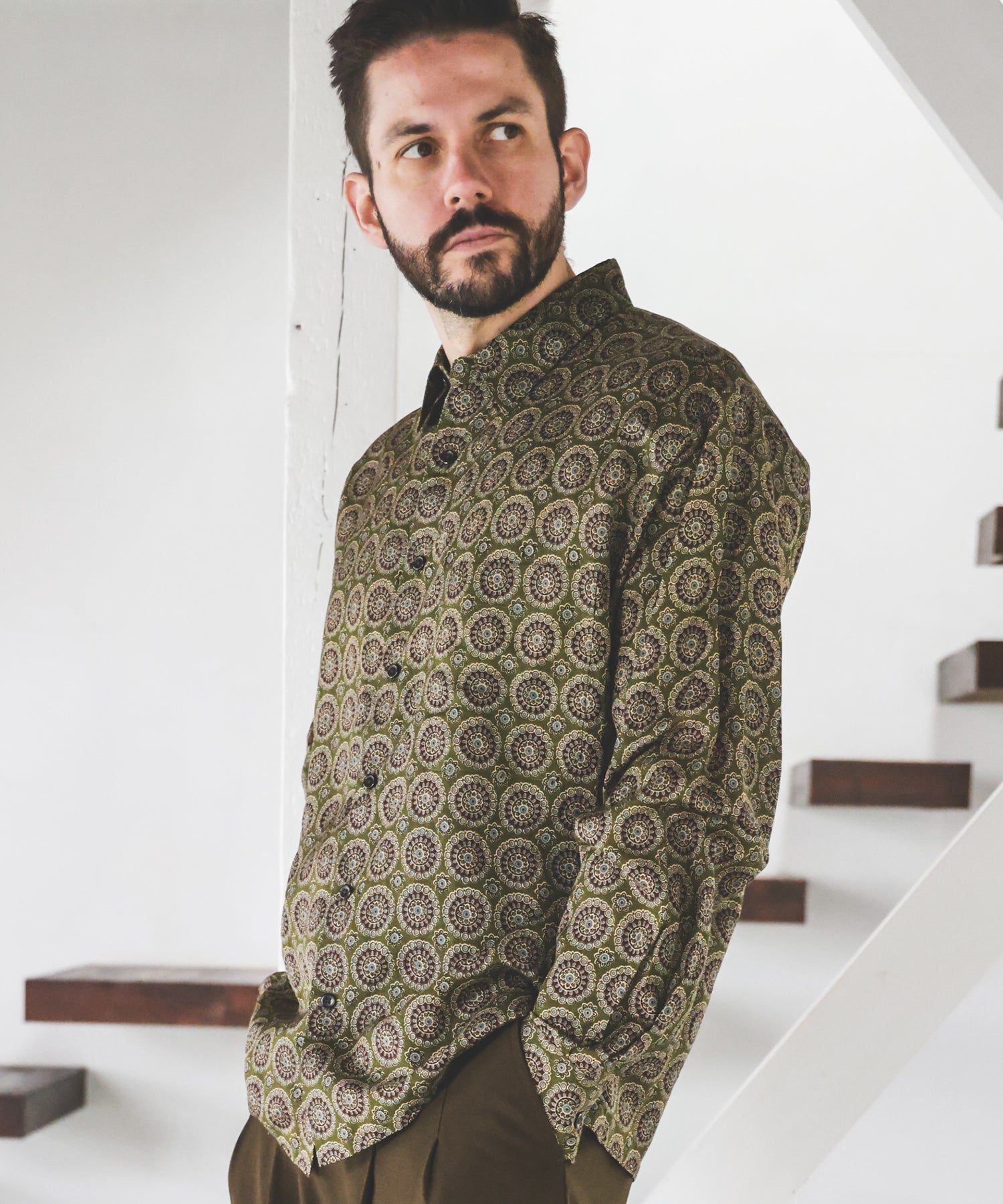 L/R CIRCLE BATIK PATTERN / SQUARE CUT REGULAR COLLAR SHIRT