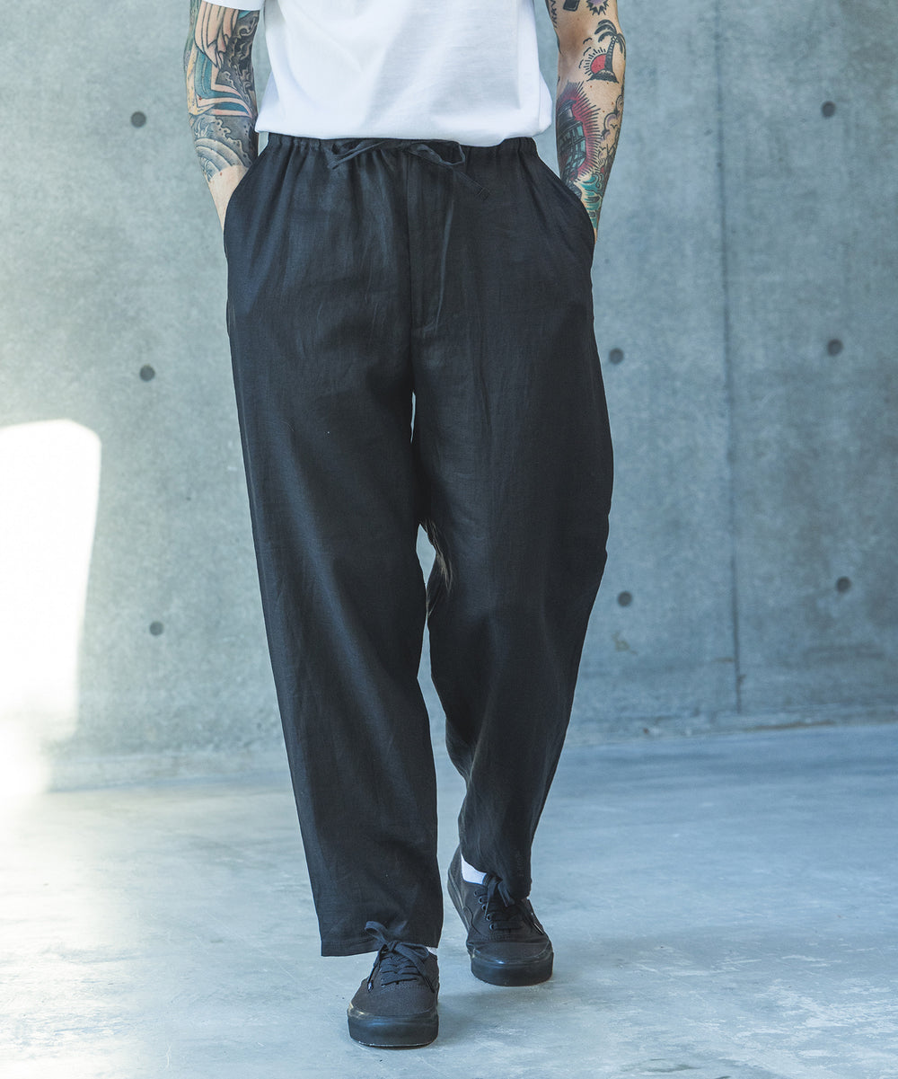 【予約商品】SOFT FINISH LINEN / DRAWSTRING TAPERED PANTS / M261110