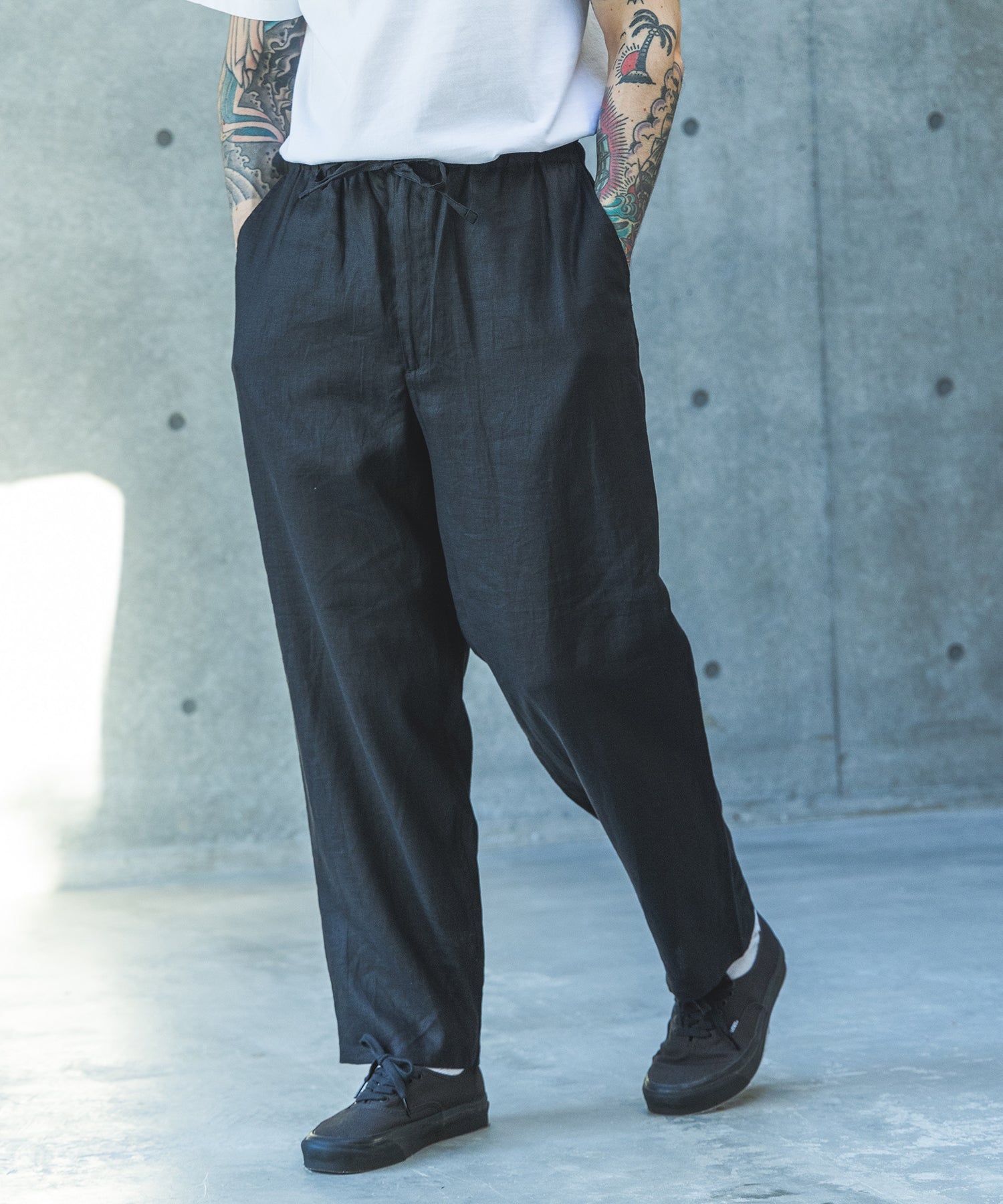 【予約商品】SOFT FINISH LINEN / DRAWSTRING TAPERED PANTS / M261110