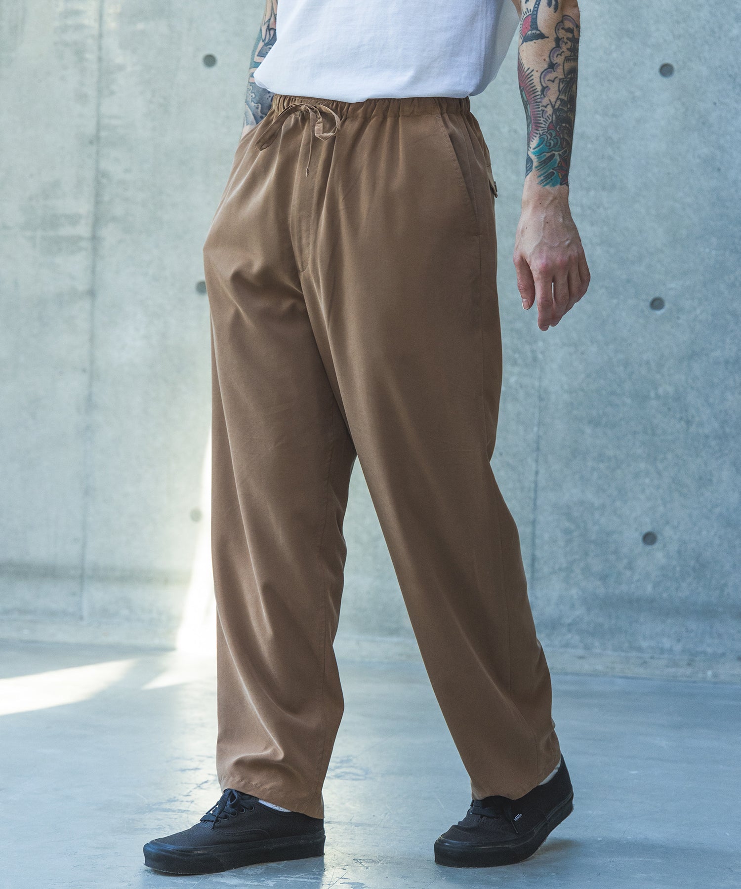 T/R POWDER CLOTH / DRAWSTRING TAPERED PANTS / M261119 – MR.OLIVE